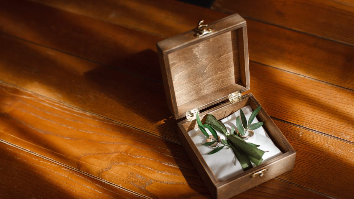 Träbröllop – fira 5-årig bröllopsdag med dessa tips! illustration