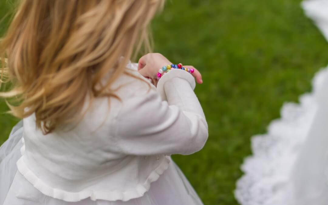 Barnhörna eller barnvakt? Så väljer du rätt lösning för ditt bröllop illustration